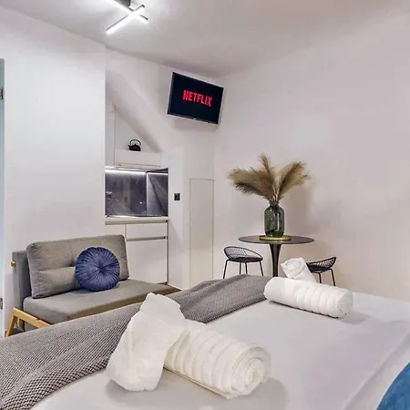 Arch 4 Luxury Living Apartment